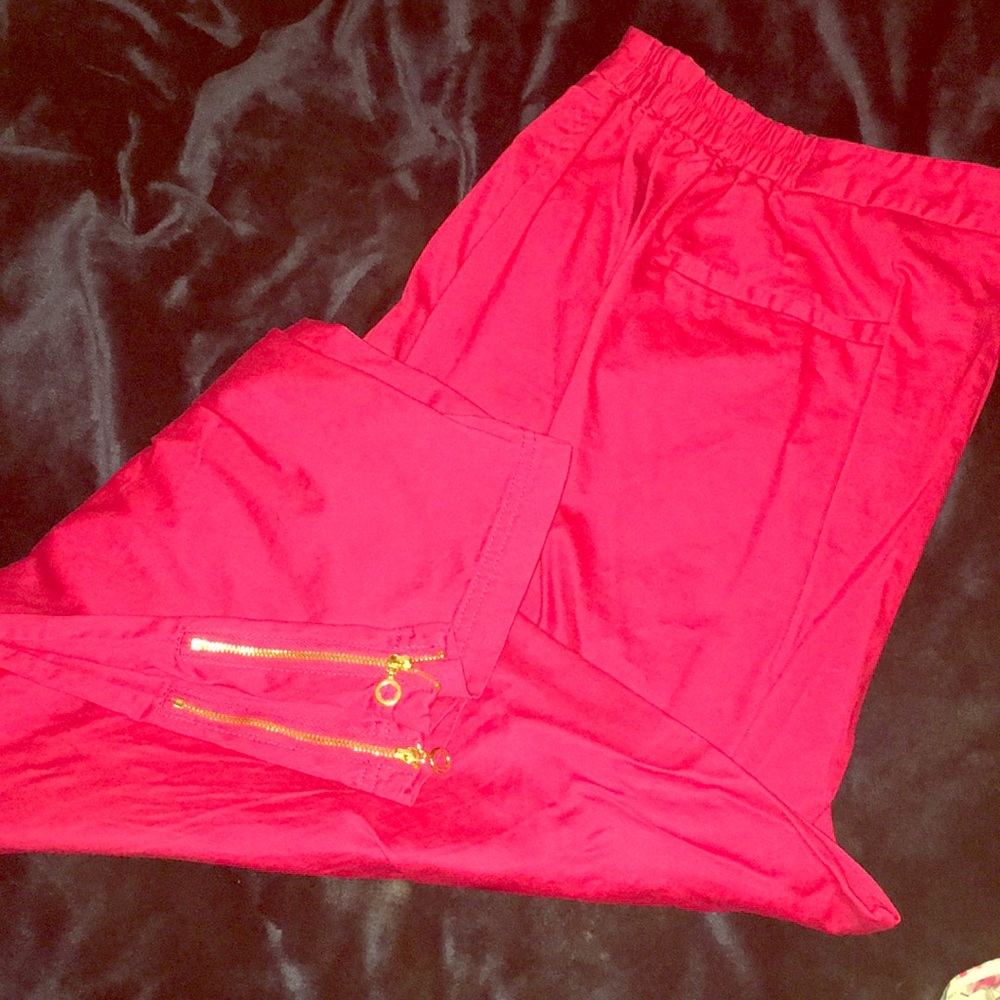 Hot pink cropped pants with gold details